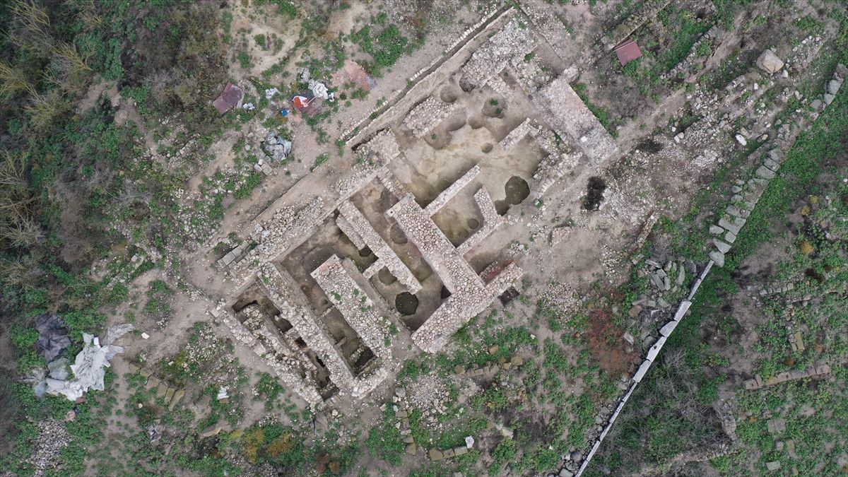 Daskyleion Antik Kenti'ndeki fırında 2 bin 600 yıllık karbonlaşmış tohumlar bulundu