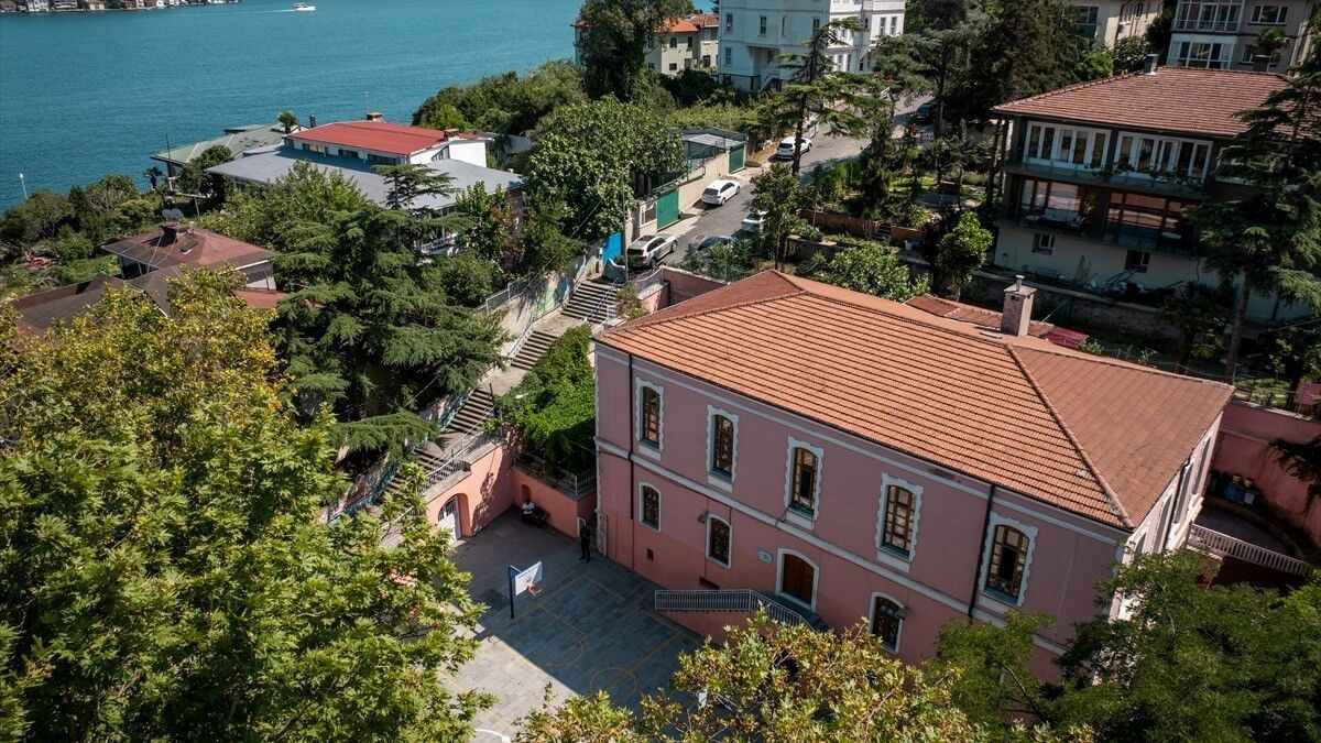 Emirgan İlkokulu 156 yıllık binasında eğitimi sürdürüyor