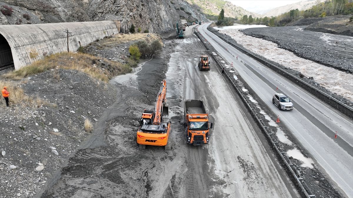 Erzincan-Erzurum kara yolundaki heyelan ve ekiplerin çalışması dronla görüntülendi