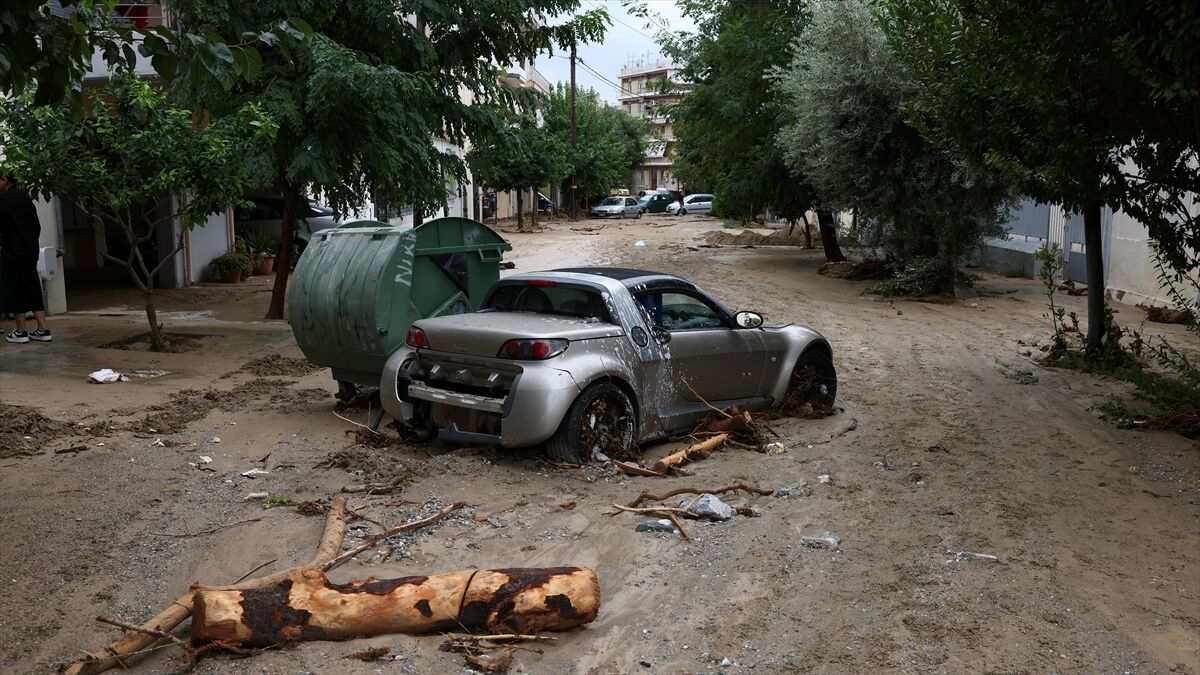 Girit Adası'nda şiddetli yağış ve rüzgar nedeniyle bir kişi hayatını kaybetti