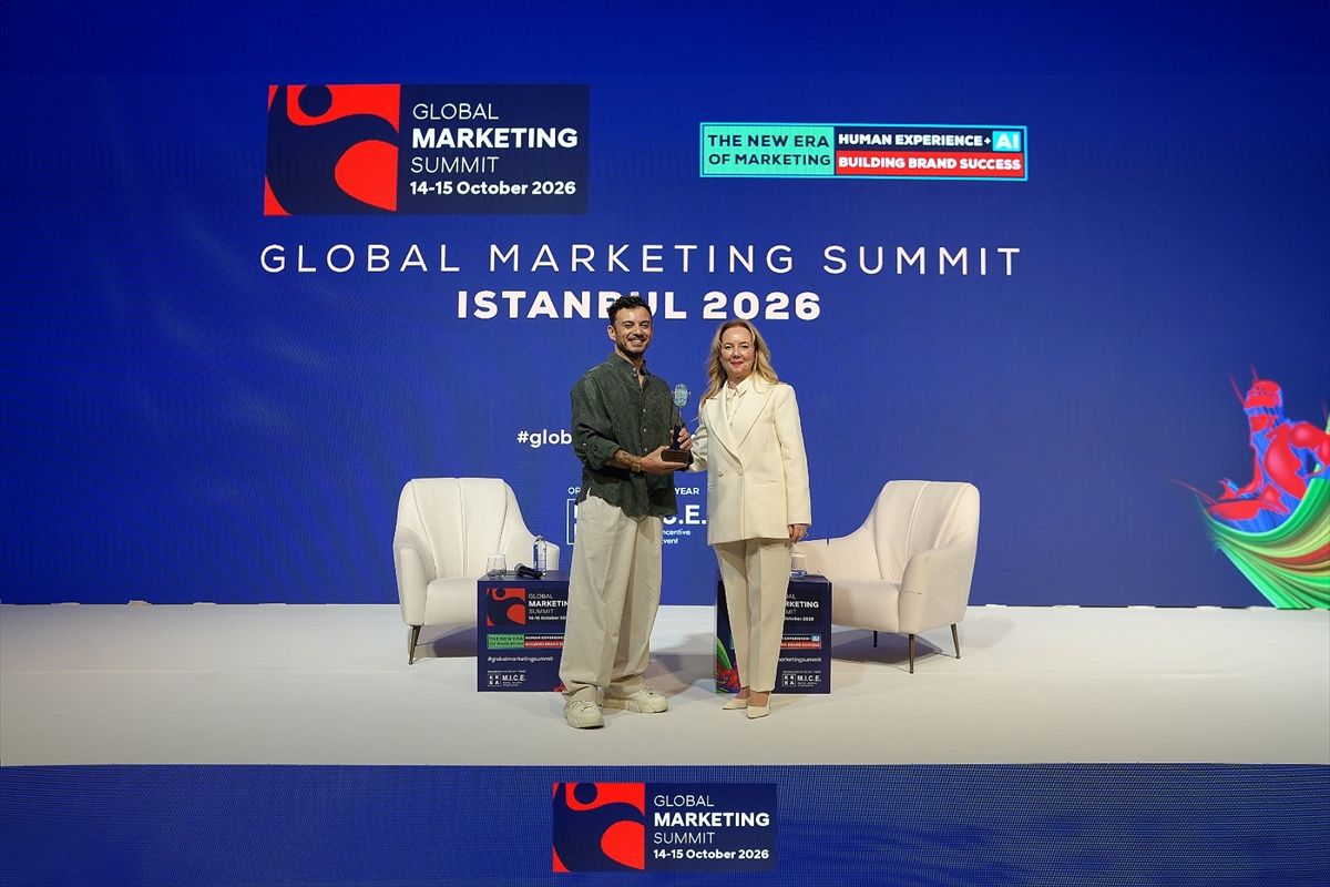 Global Marketing Summit 2026'da şarkıcı Buray'a ödül verildi