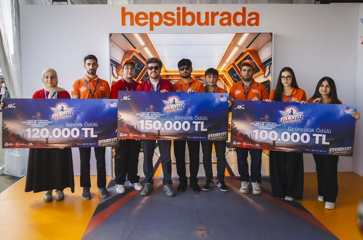 Hepsiburada'nın TEKNOFEST'teki yarışmasını kazananlara ödülleri verildi