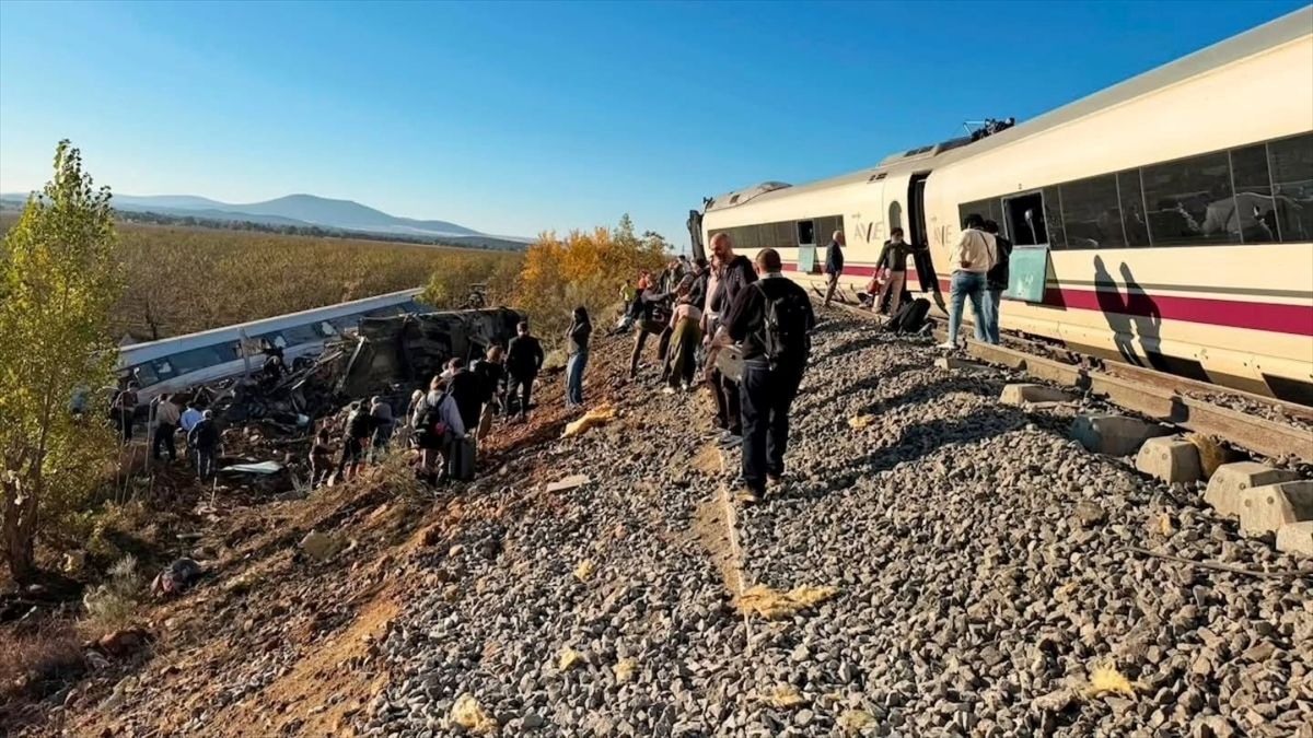 İspanya'daki iki hızlı trenin çarpıştığı kazada hayatını kaybedenlerin sayısı 46'ya yükseldi