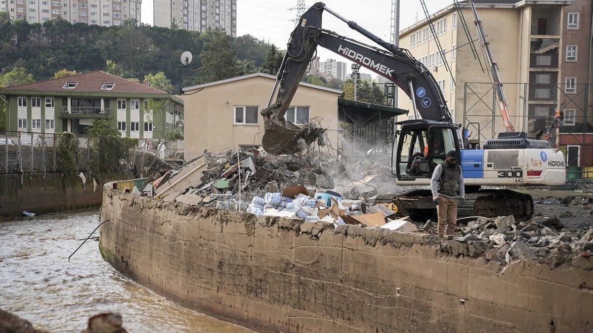 İstanbul'da selden etkilenen Ayazağa'da enkaz kaldırma çalışmaları sürüyor