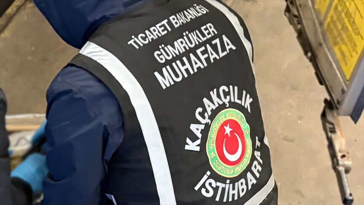 İzmir'de kaçak makaron üretimi yapılan fabrikada 125,5 milyon liralık eşyaya el konuldu