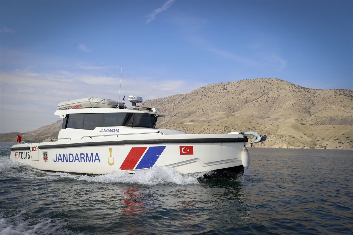 Jandarmanın 'yüzen karakolu' Karakaya Barajı'nda görev başında