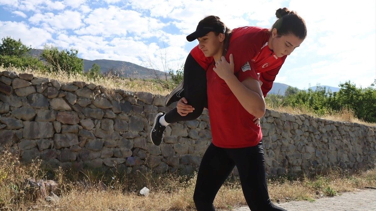 Kadın milli güreşçiler olimpiyat hedefiyle Erzincan'da güç depoluyor