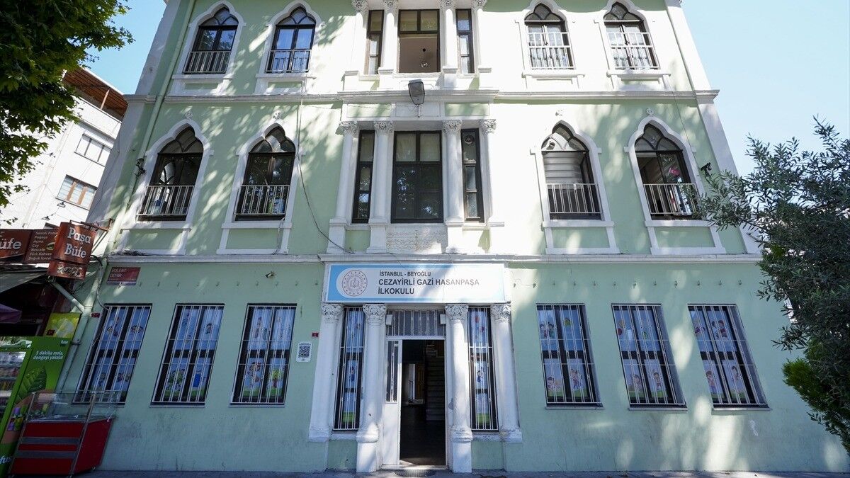 Kaptan-ı Derya'nın komutanlık binasında eğitim geleneğini sürdüren Cezayirli Gazi Hasanpaşa İlkokulu