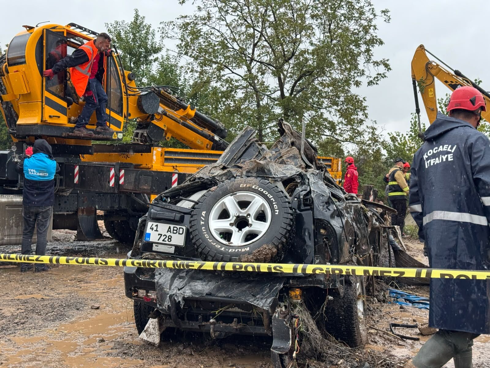 Kocaeli Valisi Aktaş, sağanak sonucu kaybolan kişiyi arama çalışmalarını inceledi: