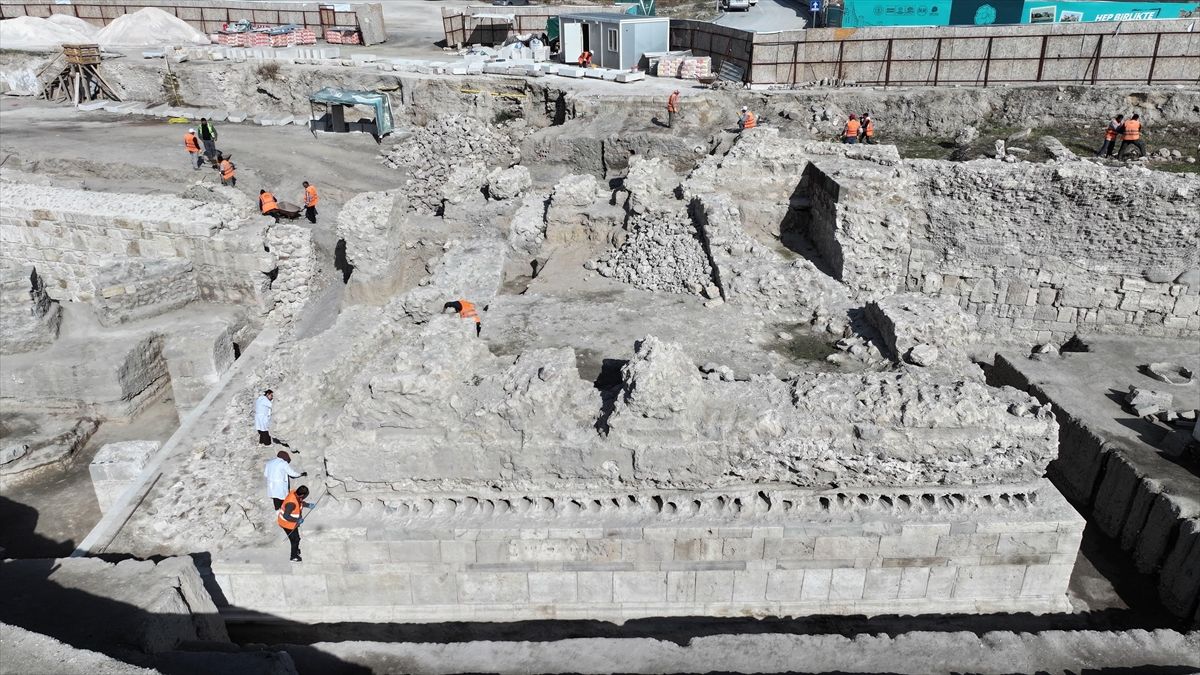 Konya'da tarihi Larende Kapısı ve sur duvarları gün yüzüne çıkarılıyor