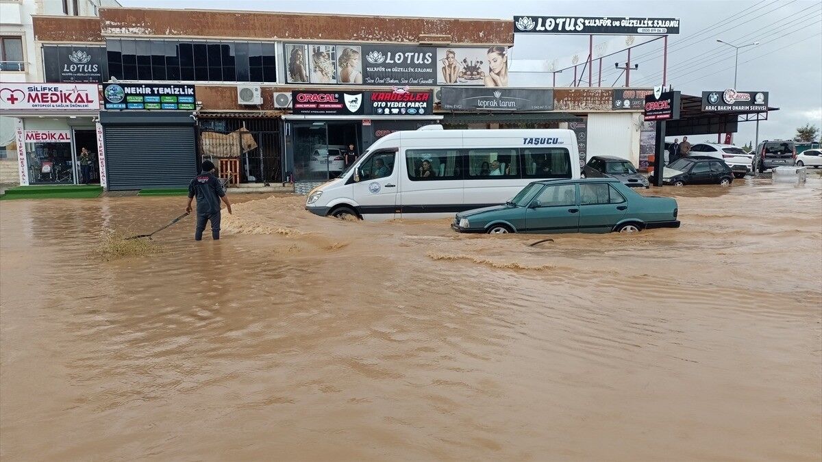 Mersin'de sağanak su baskınlarına neden oldu