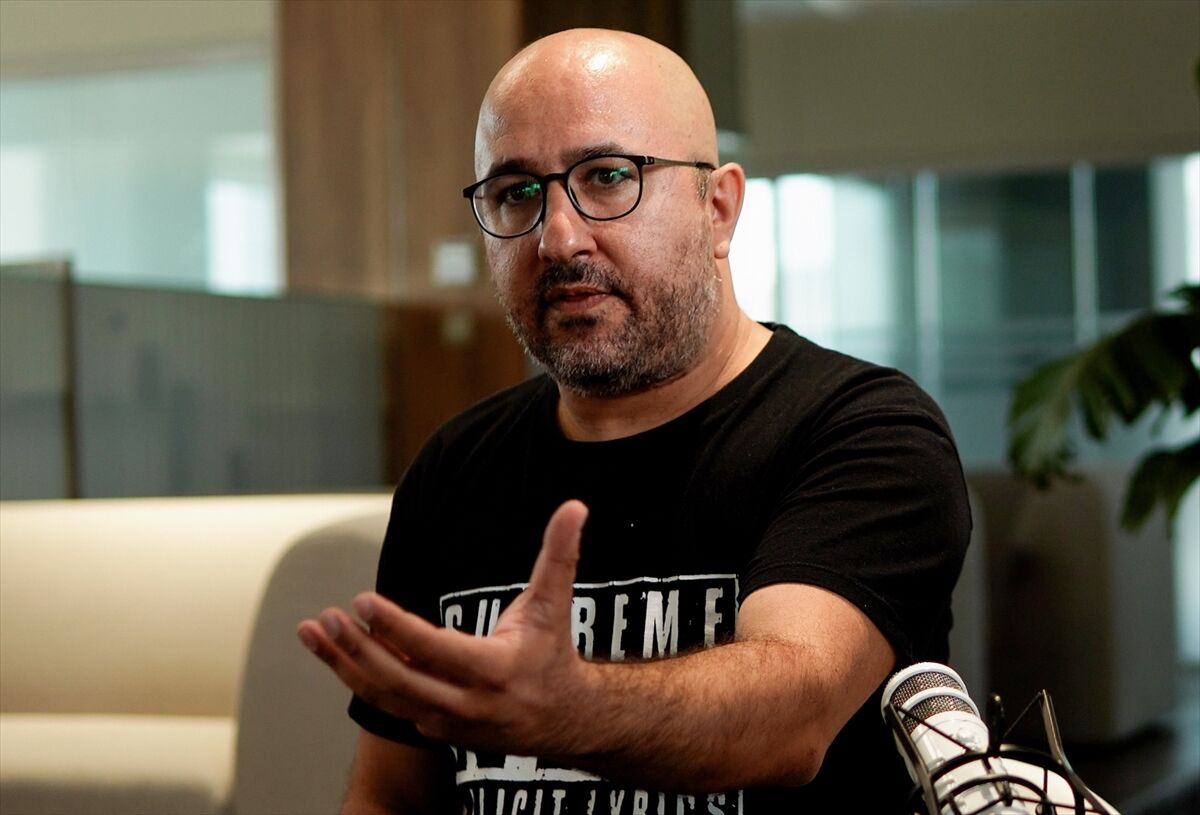 Sanatçı Kayra, rapin geçmişte toplumdan gördüğü ayrımcılığın artık kendi içinde yaşandığına dikkati çekti: