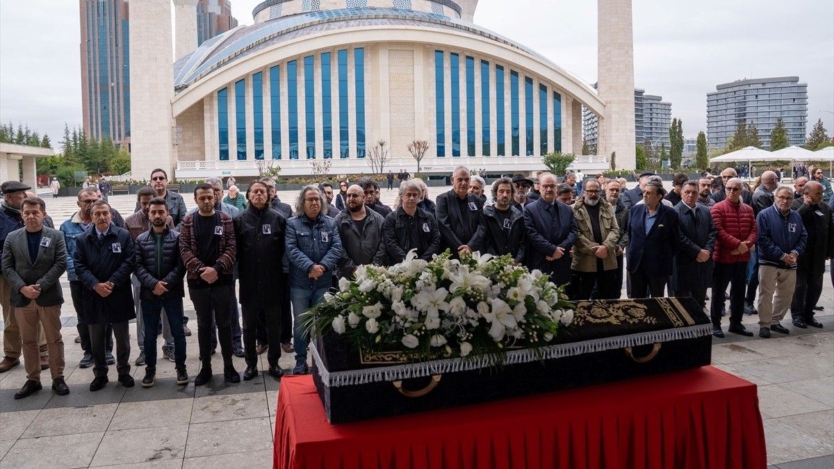 Türk müziğinin usta ismi Alpay son yolculuğuna uğurlandı