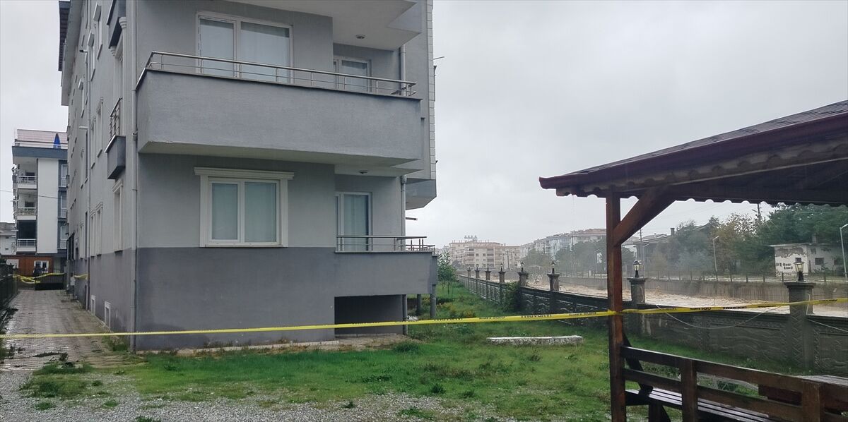 Yalova'da bahçesi çöken bina tahliye edildi